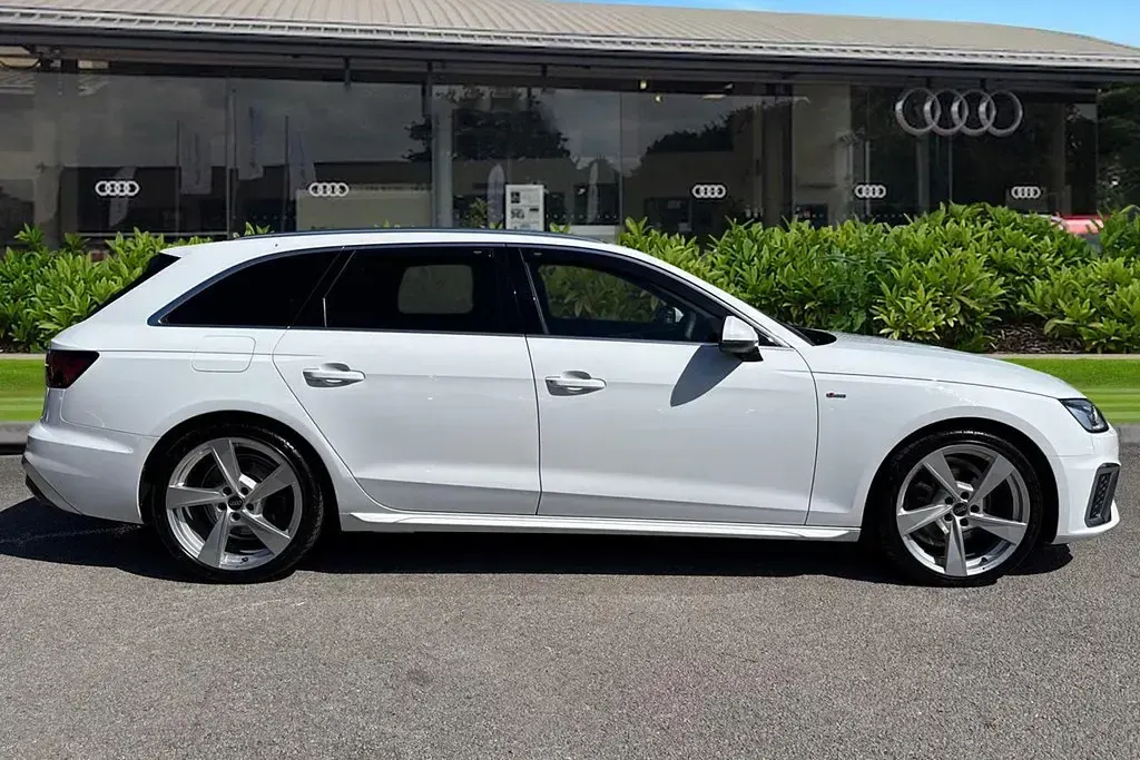 Used Audi A4 S-Line 150 HP (110 kW) 2023 White Estate