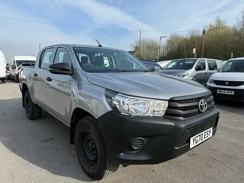 Używany Toyota HiLux Active 150 KM (110 kW) 2020 Srebrny Pickup