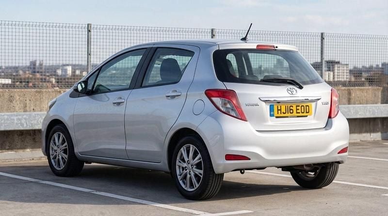 Used Toyota Yaris Hybrid 101 HP (74 kW) 2016 Silver Hatchback
