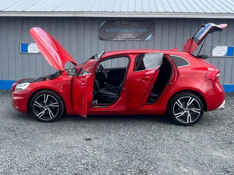 Used Volvo V40 R-Design Pro 120 HP (88 kW) 2016 Red Hatchback