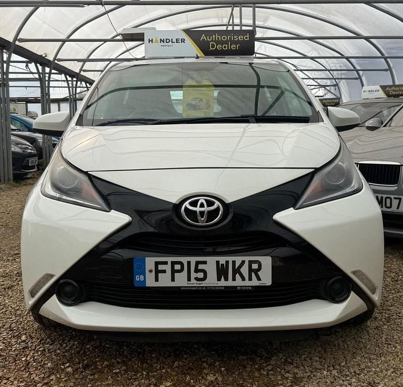 Used Toyota Aygo X-play 69 HP (50 kW) 2015 White Hatchback