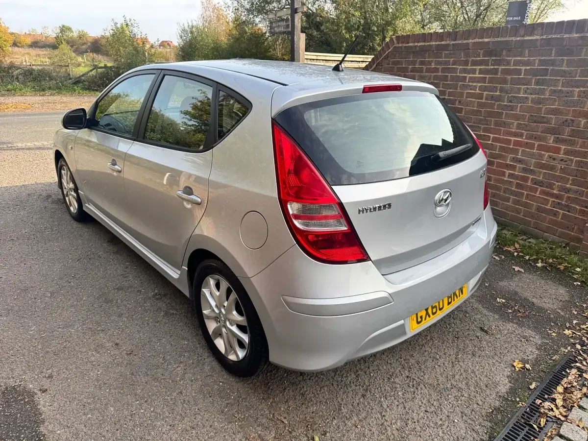 Używany Hyundai i30 Comfort 115 KM (84 kW) 2010 Srebrny Hatchback
