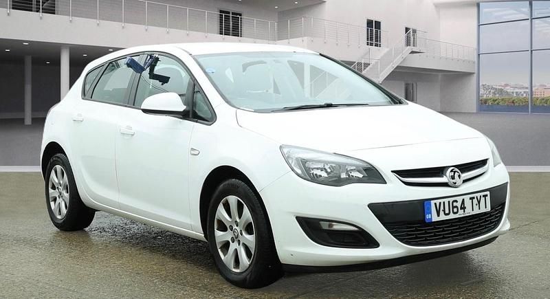 Used Vauxhall Astra Design Edition 136 HP (100 kW) 2014 White Hatchback