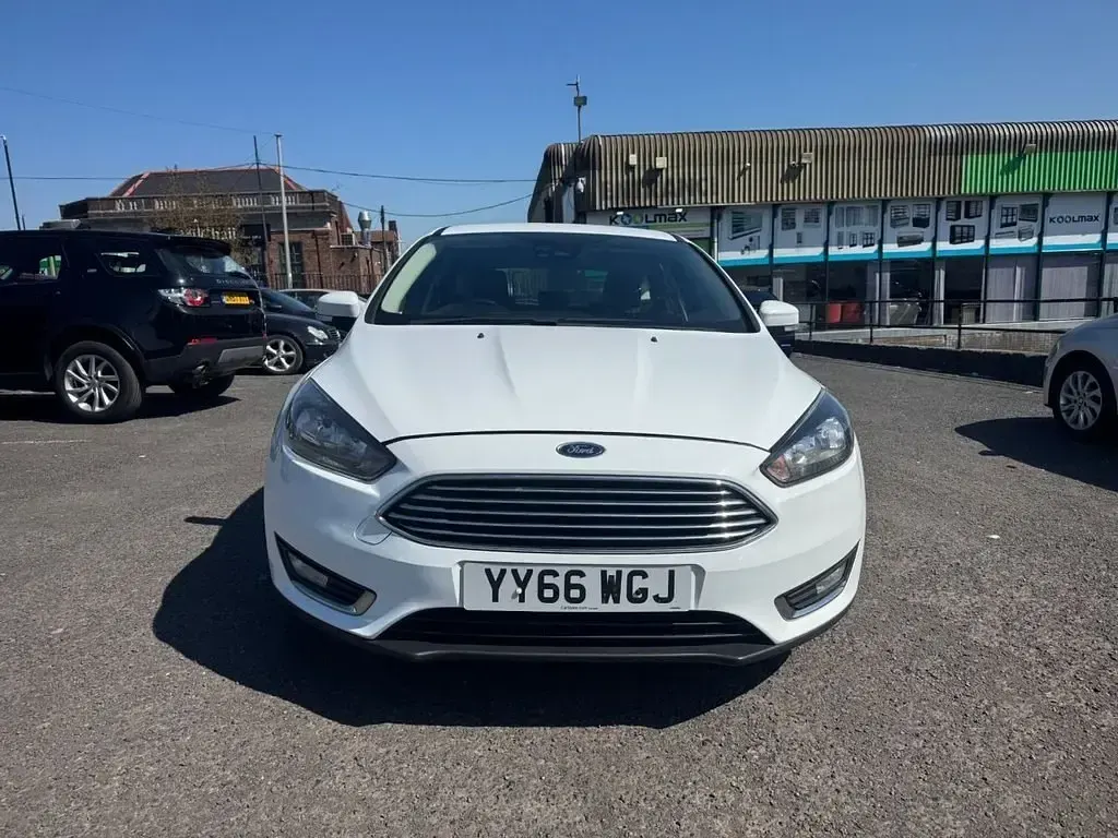 Begagnad Ford Focus Titanium 125 HK (91 kW) 2016 Vit Halvkombi