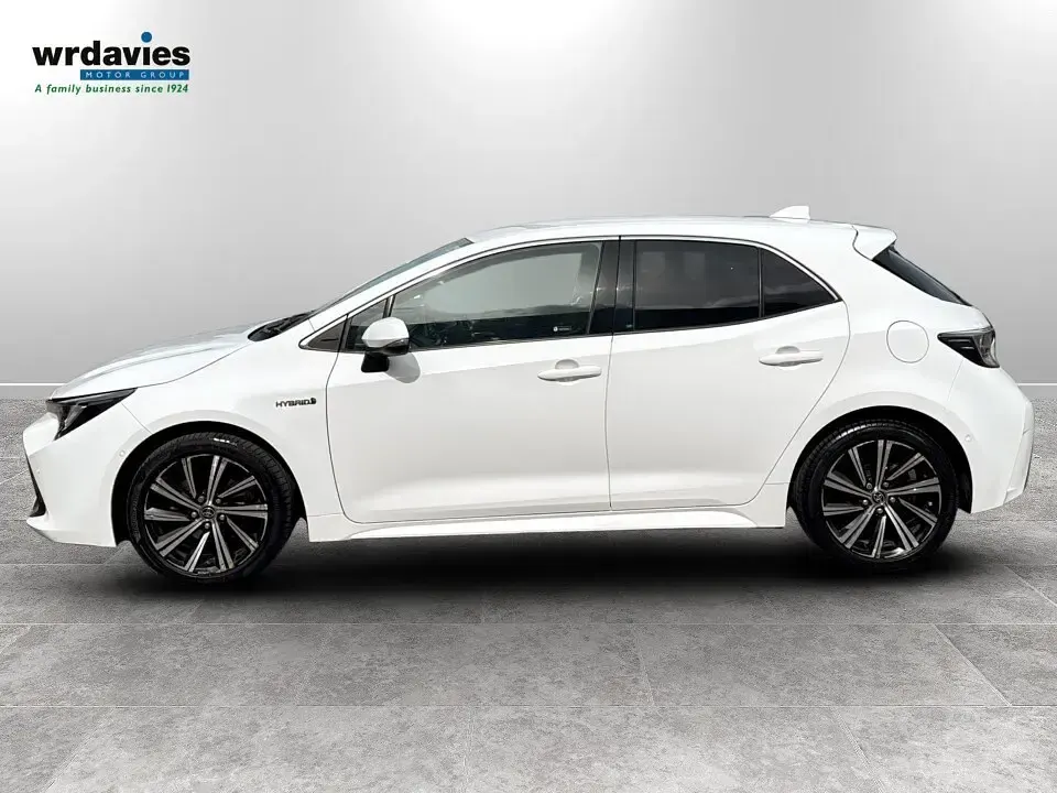 Begagnad Toyota Corolla Design 122 HK (89 kW) 2021 Vit Halvkombi