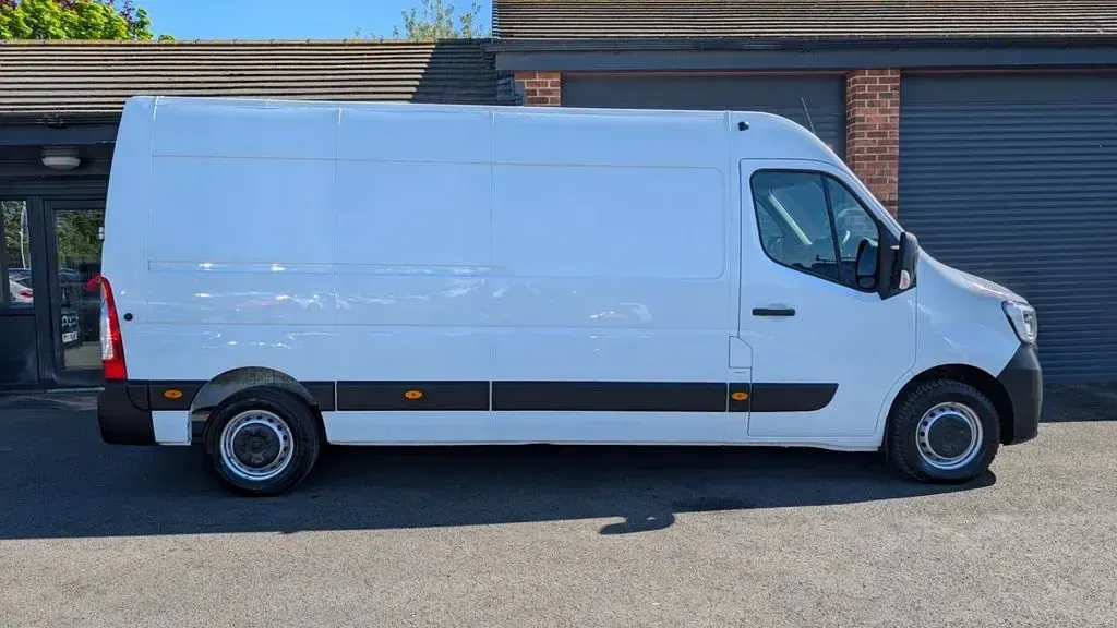 Used Renault Master 148 HP (108 kW) 2023 White MPV