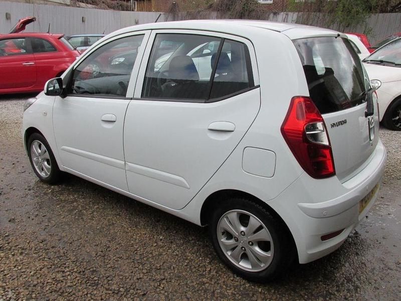 Used Hyundai i10 Active 86 HP (63 kW) 2011 White Hatchback
