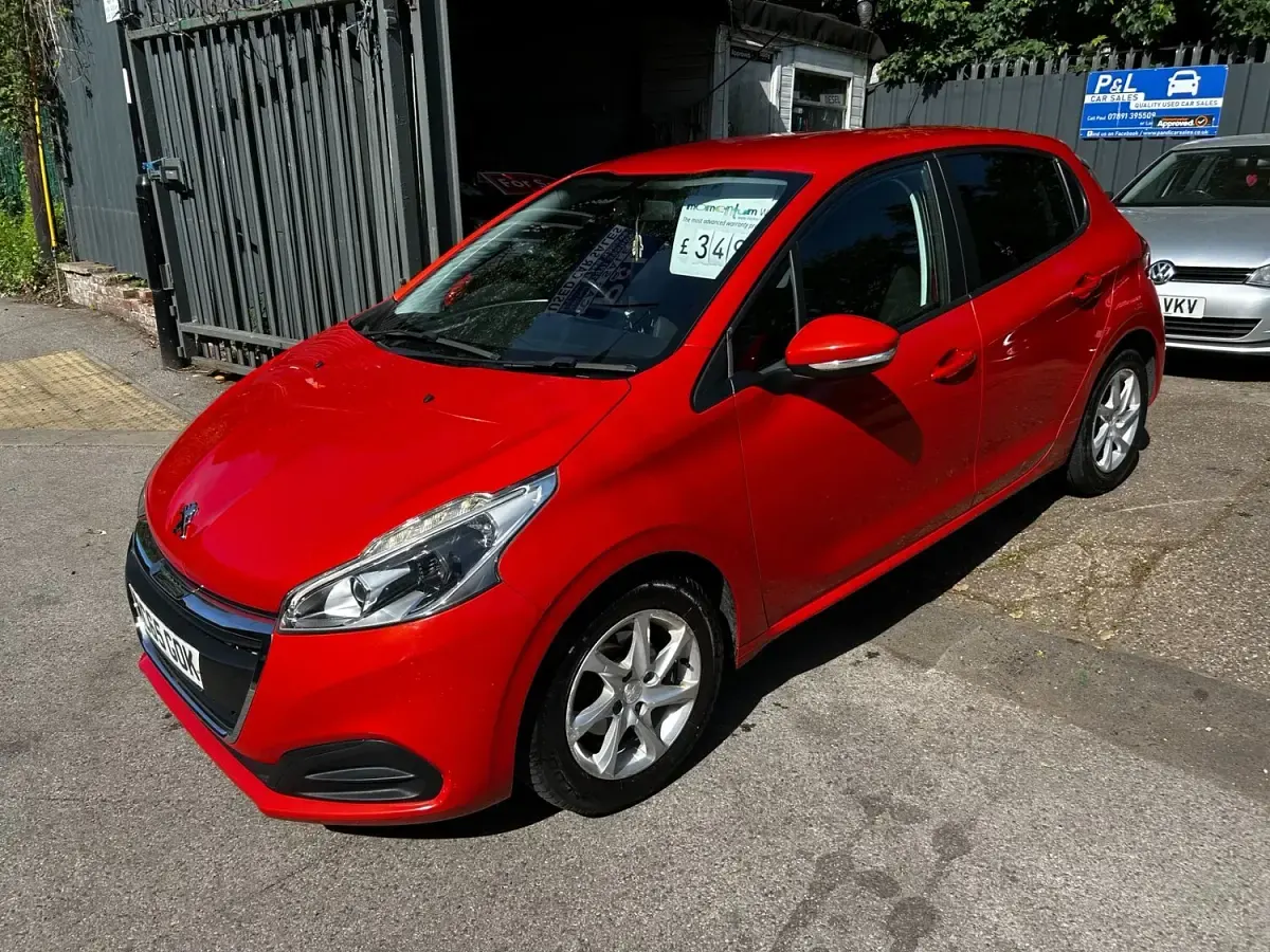 Used Peugeot 208 Active 68 HP (50 kW) 2015 Orange Hatchback