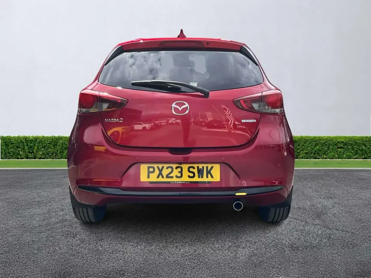 Begagnad Mazda 2 Exclusive-Line 90 HK (66 kW) 2023 Röd Halvkombi