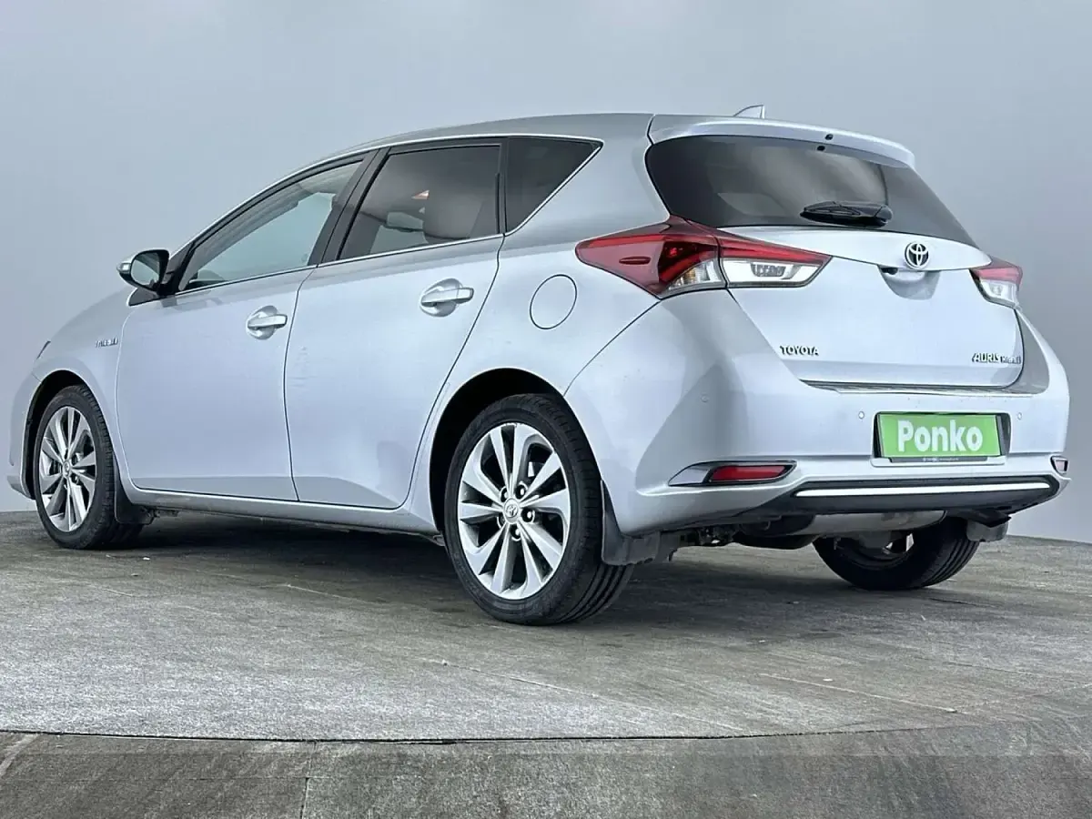 Used Toyota Auris Hybrid 136 HP (100 kW) 2016 Silver Hatchback