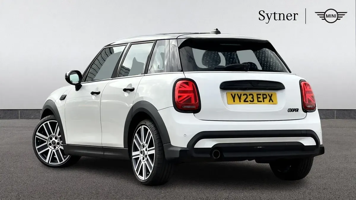 Begagnad Mini Cooper Exclusive 134 HK (98 kW) 2023 Vit Halvkombi