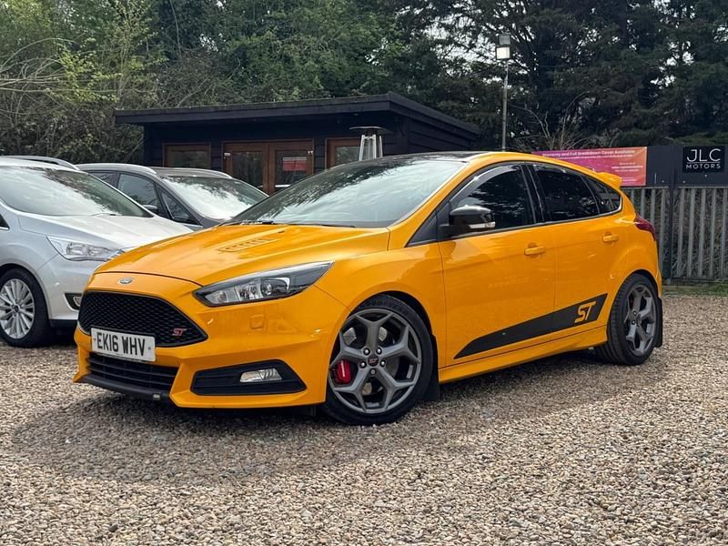 Used Ford Focus ST 250 HP (183 kW) 2016 Yellow Hatchback