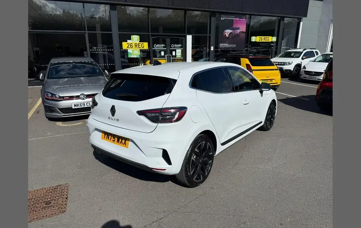 Used Renault Clio Techno 90 HP (66 kW) 2025 White Hatchback