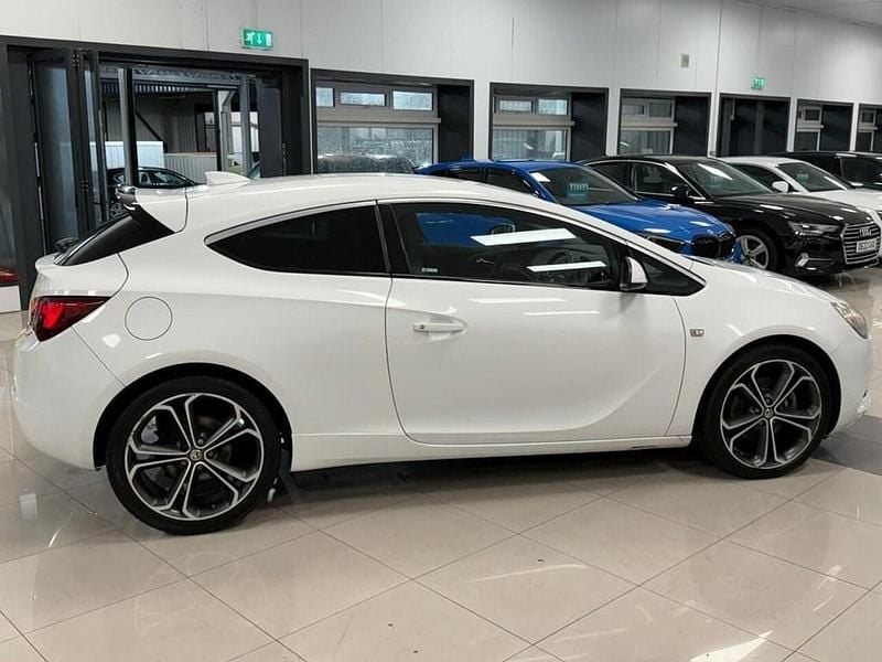 Used Vauxhall Astra GTC Edition 140 HP (102 kW) 2018 White Hatchback