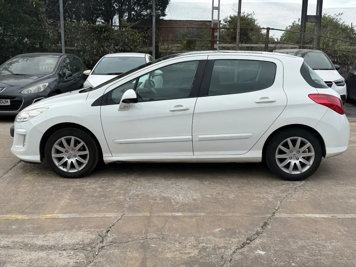 Used Peugeot 308 2009 White Hatchback