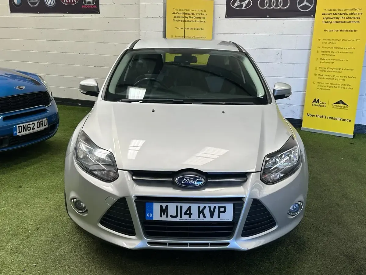 Begagnad Ford Focus Zetec 2014 Silver Halvkombi