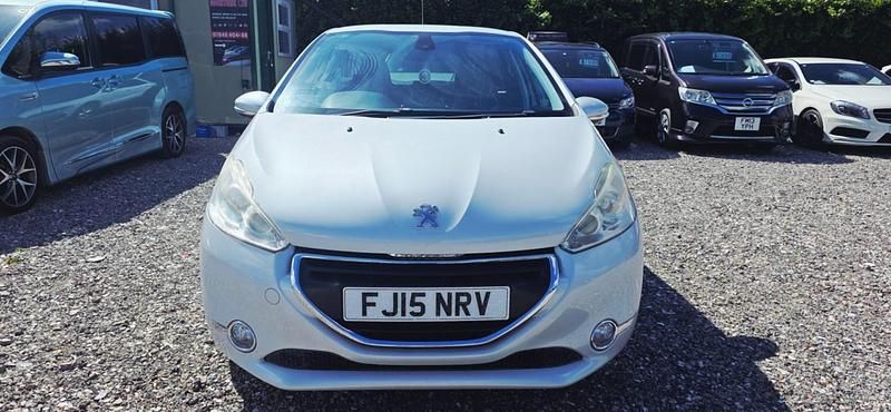 Used Peugeot 208 2015 White Hatchback