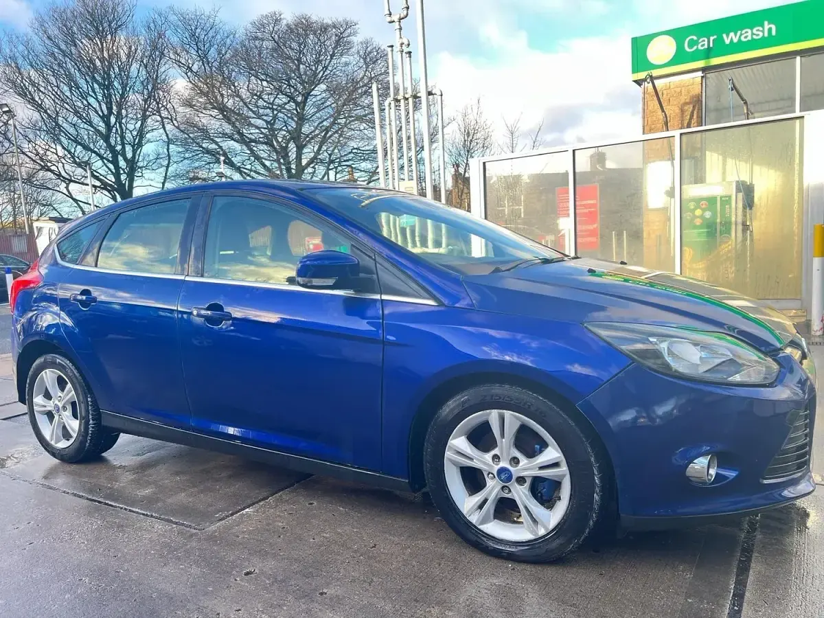 Used Ford Focus Zetec 115 HP (84 kW) 2014 Blue Hatchback