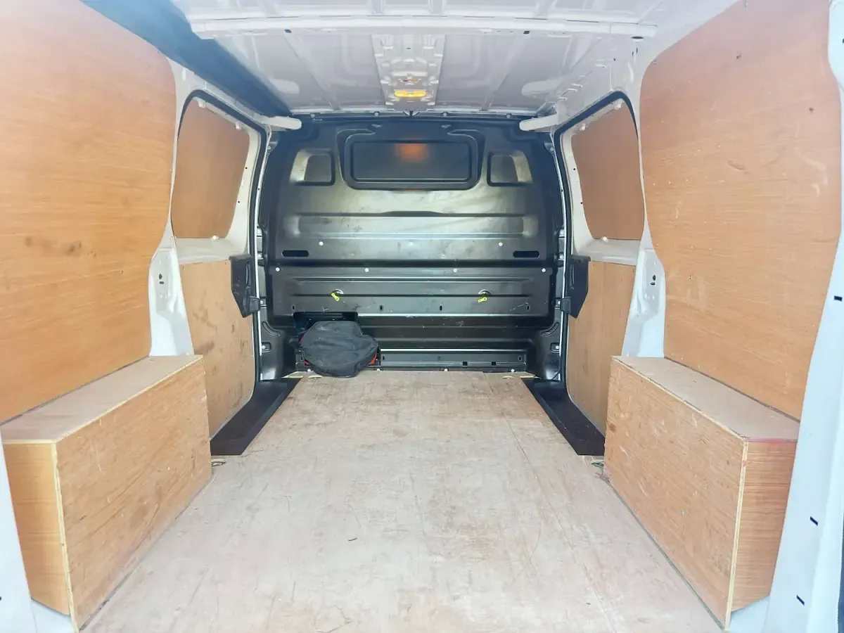 Used Peugeot e-Expert 100 kW (136 HP) 2021 White Van