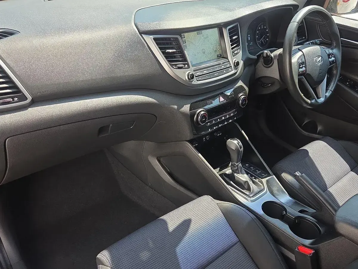 Used Hyundai Tucson SE 141 HP (103 kW) 2017 Silver SUV