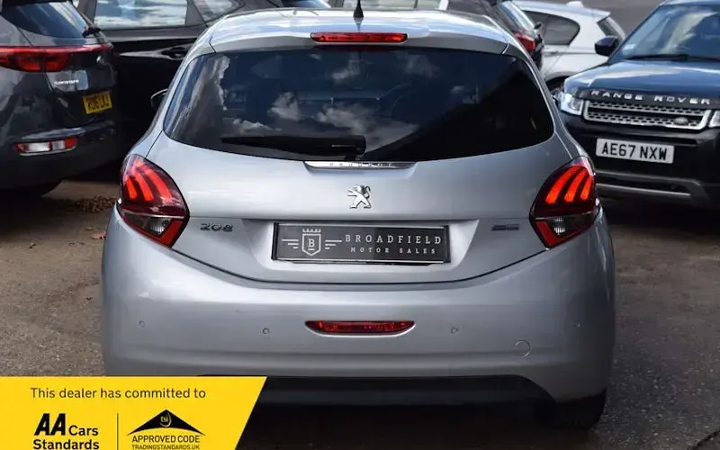 Used Peugeot 208 Allure 82 HP (60 kW) 2017 Silver Hatchback