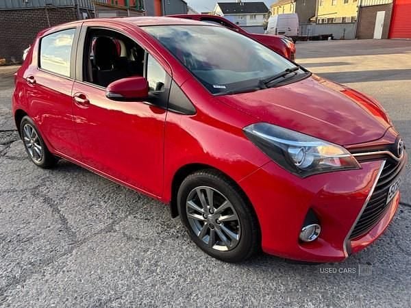 Used Toyota Yaris 69 HP (50 kW) 2015 Red Hatchback