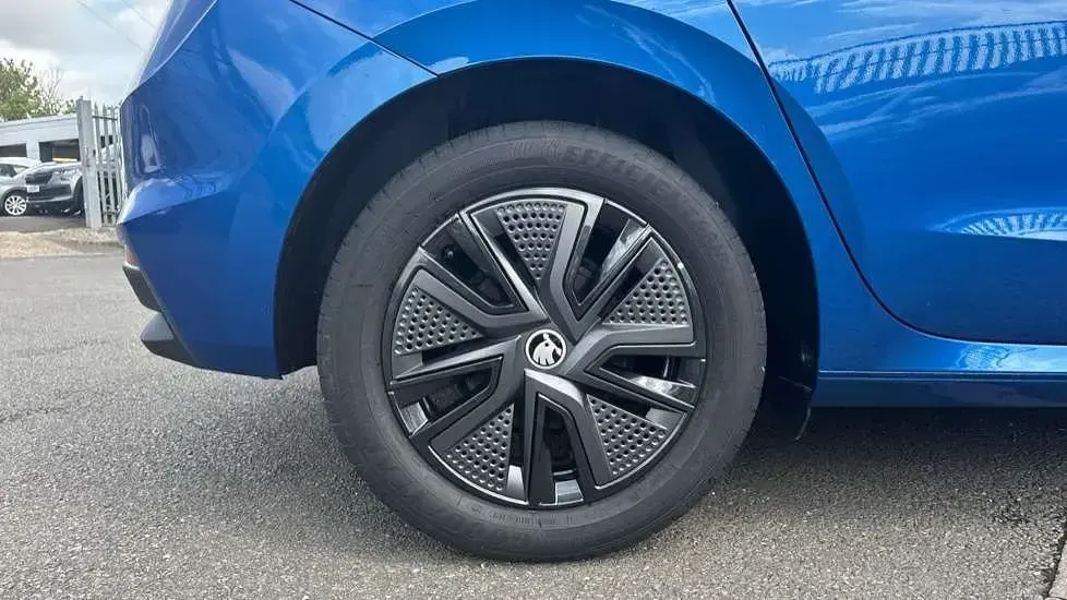 Ny Skoda Fabia Design Edition 116 HK (85 kW) 2025 Blå Halvkombi