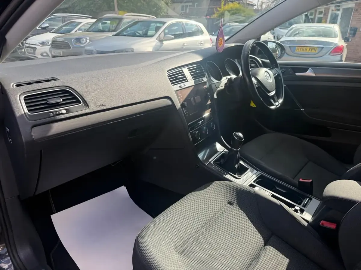 Used VW Golf VII SE 125 HP (91 kW) 2017 Black Hatchback