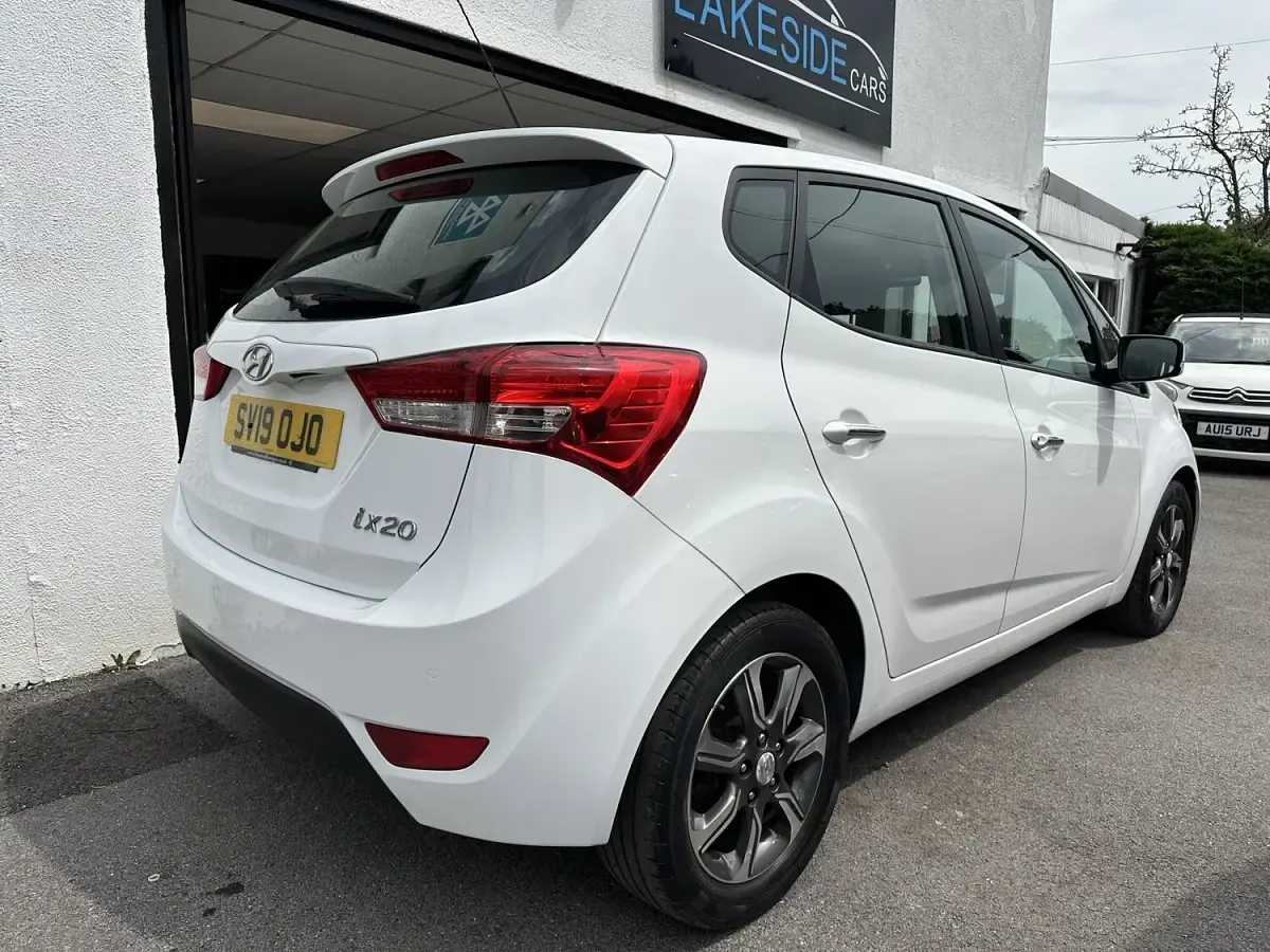 Used Hyundai ix20 SE 125 HP (91 kW) 2019 White Hatchback