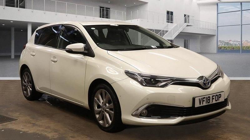 Used Toyota Auris Hybrid 136 HP (100 kW) 2018 White Hatchback
