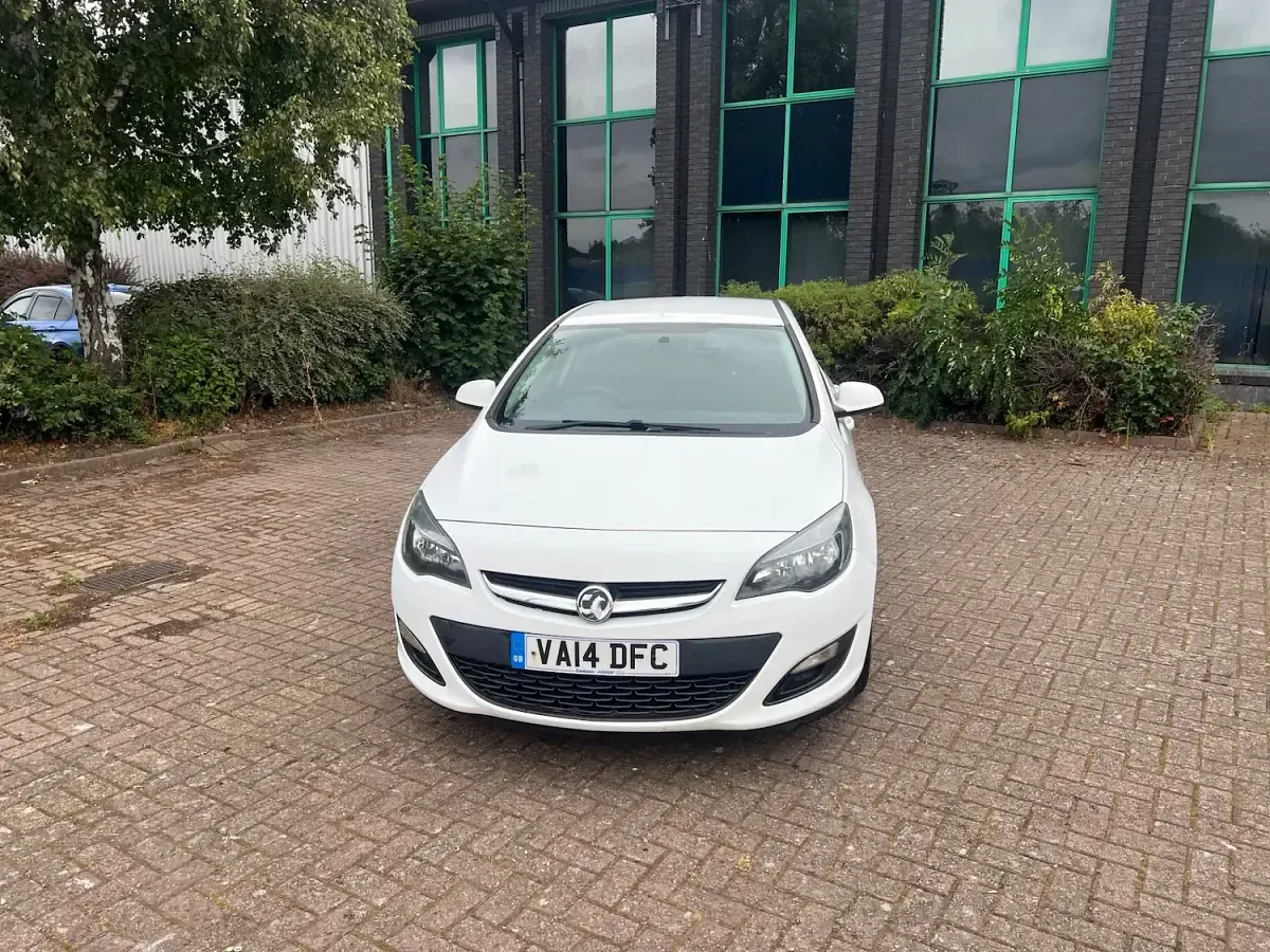 Used Vauxhall Astra Design Edition 108 HP (79 kW) 2014 White Hatchback