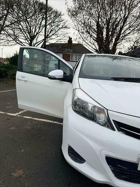 Used Toyota Yaris 2013 White Hatchback