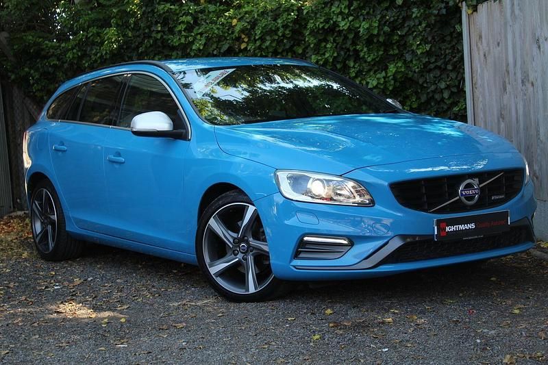Used Volvo V60 R-Design 115 HP (84 kW) 2015 Blue Estate