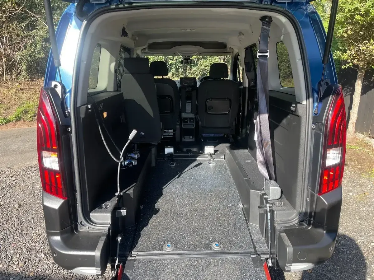 Used Peugeot Rifter Allure 131 HP (96 kW) 2022 Blue MPV