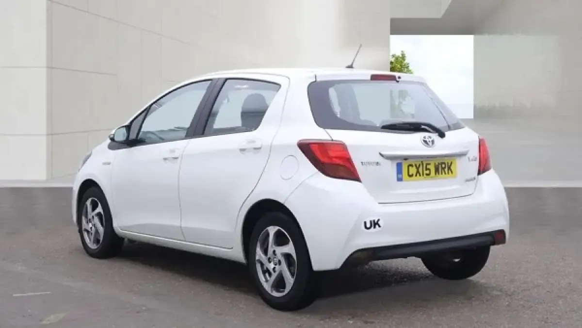 Used Toyota Yaris 101 HP (74 kW) 2015 White Hatchback