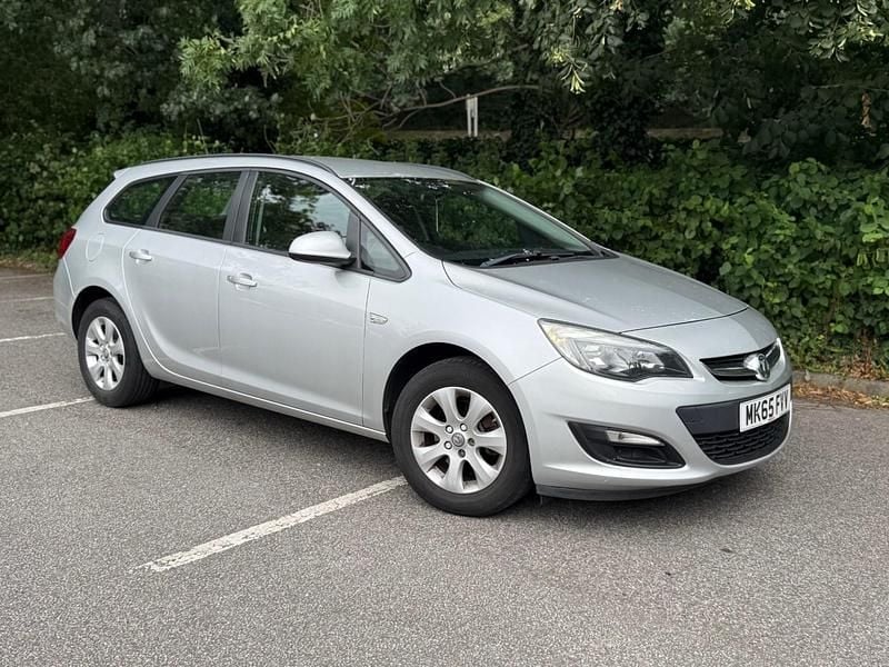 Silver Used 2015 Vauxhall Astra Design Edition Estate | £1,995 (Good price) - Image 1/4