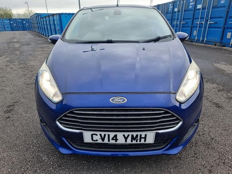 Begagnad Ford Fiesta Titanium 2014 Blå Halvkombi