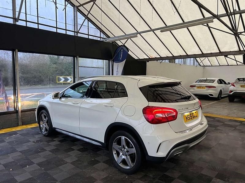 Used Mercedes GLA250 Executive 211 HP (155 kW) 2015 White SUV