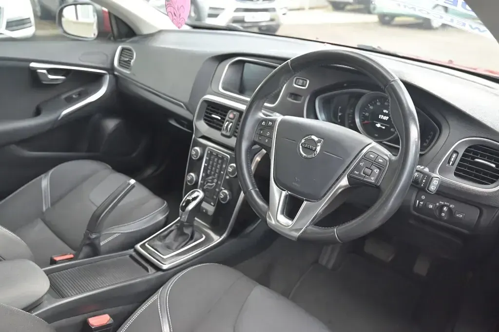 Used Volvo V40 Momentum 2017 Red Hatchback