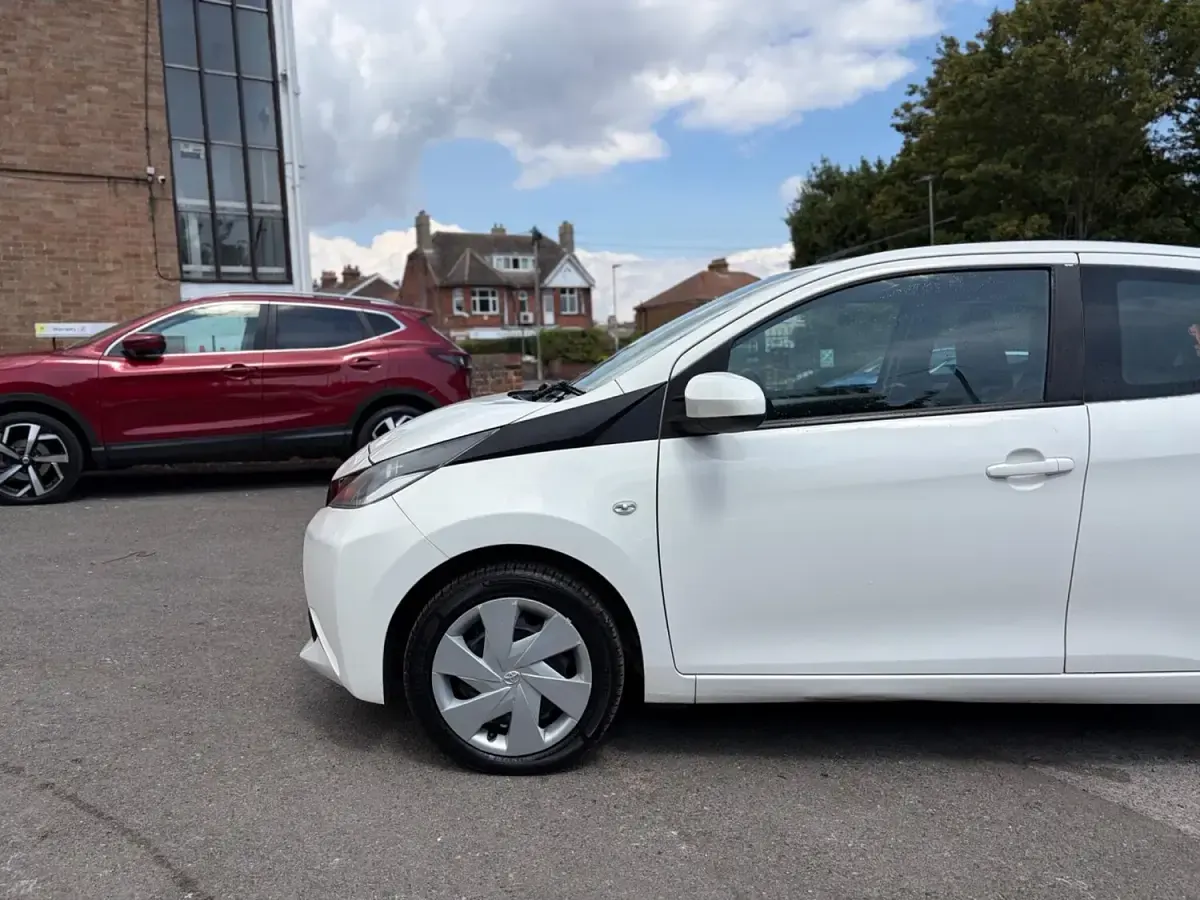 Used Toyota Aygo X-play 69 HP (50 kW) 2017 White Hatchback