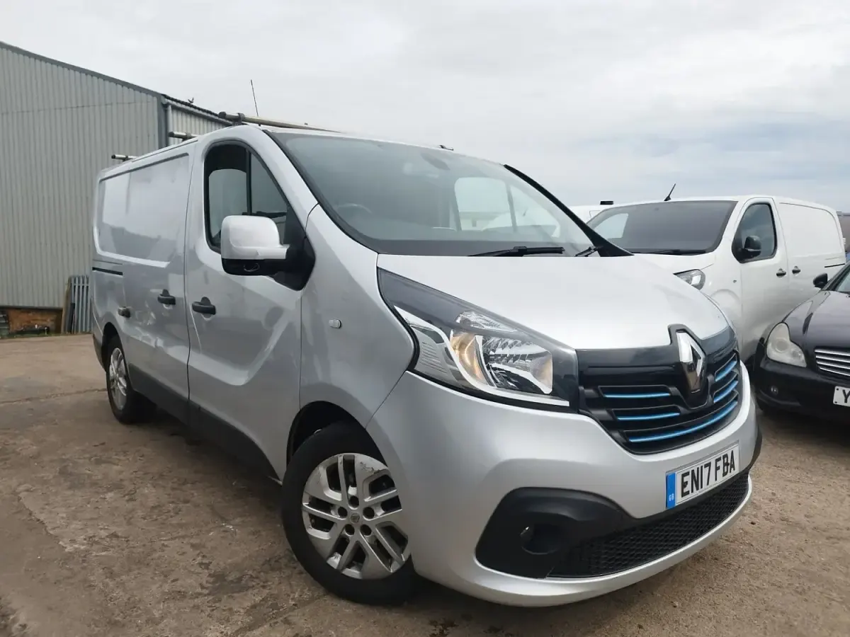 Begagnad Renault Trafic 2017 Silver Minibuss