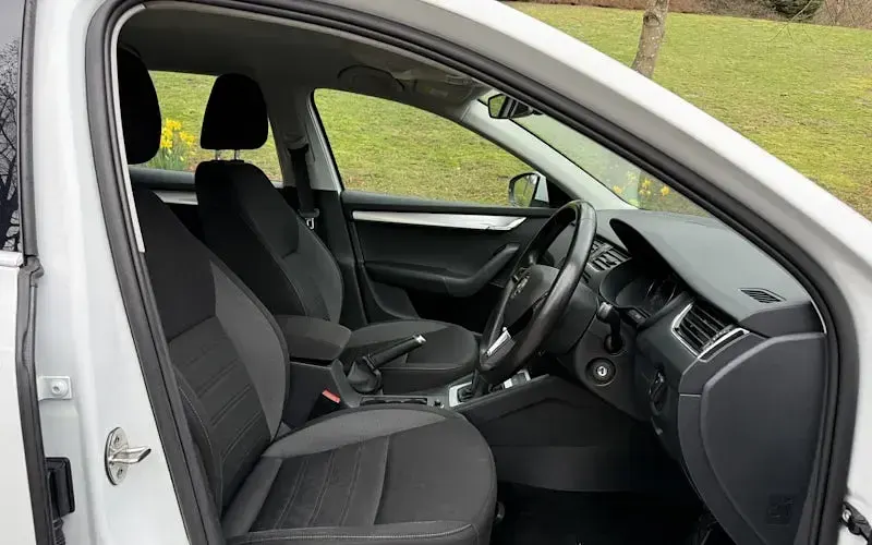 Used Skoda Octavia SE Technology 116 HP (85 kW) 2019 White Estate