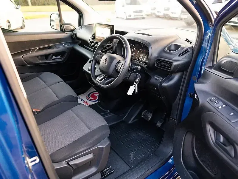 Usado Citroën Berlingo Start 130 HP (95 kW) 2019 Azul Monovolume