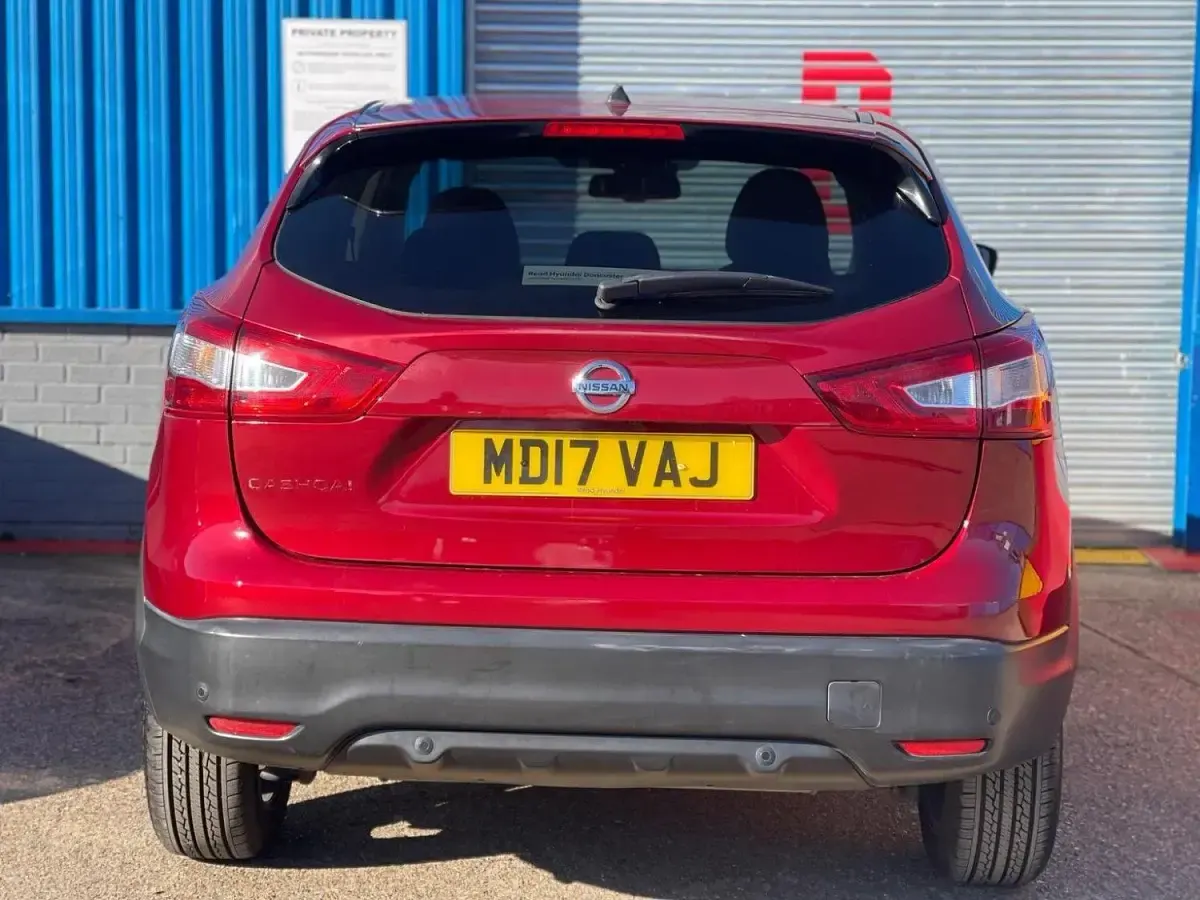 Used Nissan Qashqai N-Connecta 115 HP (84 kW) 2017 Red SUV