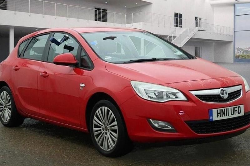 Red Used 2011 Vauxhall Astra Excite Hatchback | £2,500 (Good price) - Image 1/1