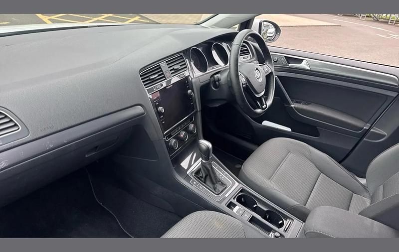 Used VW Golf VII SE 128 HP (94 kW) 2018 White Estate