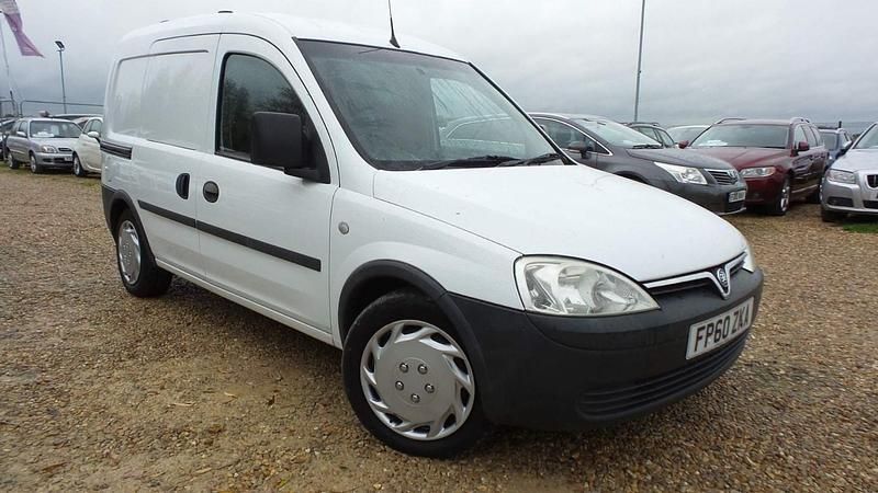 White Used 2011 Vauxhall Combo MPV | £4,981 (Expensive) - Image 1/4