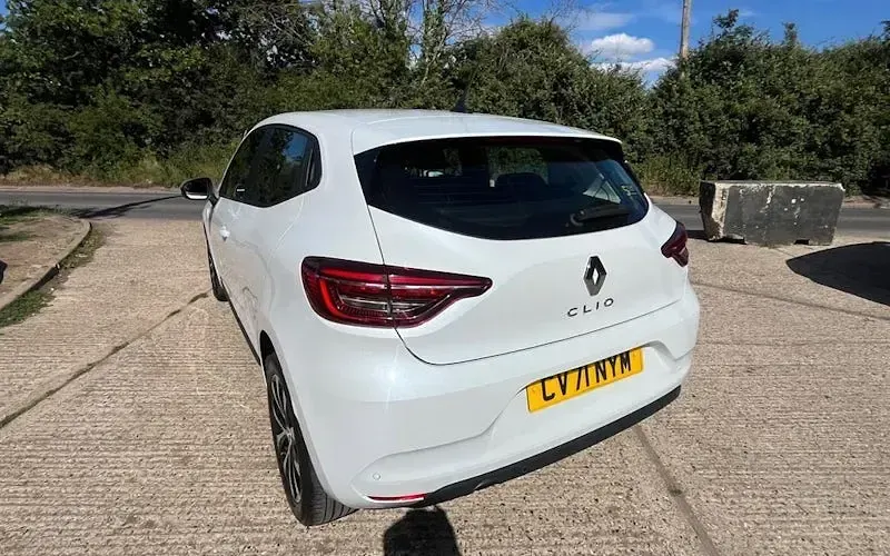 Used Renault Clio Iconic 90 HP (66 kW) 2021 White Hatchback