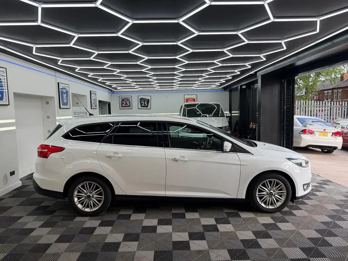 Used Ford Focus Zetec 120 HP (88 kW) 2017 White Estate