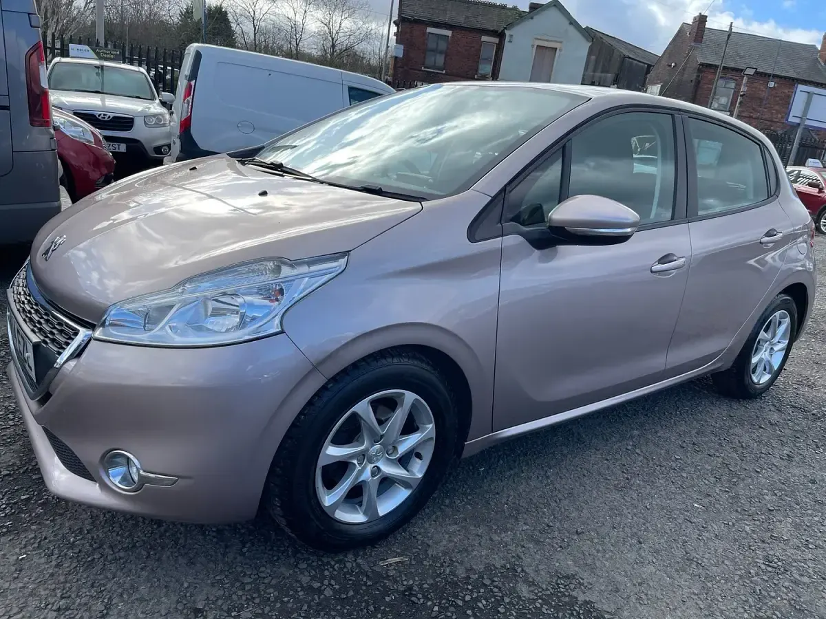 Used Peugeot 208 Active 82 HP (60 kW) 2014 Pink Hatchback